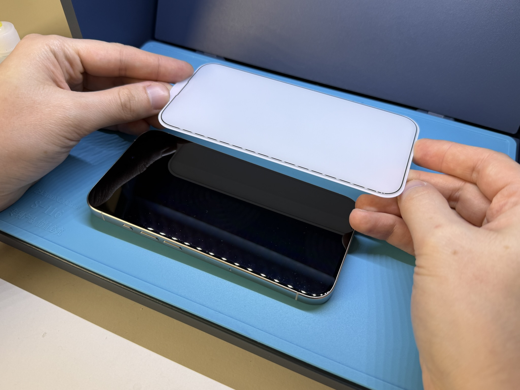 Lepení ochranného skla na iPhone v bezprašné komoře – Hošmin Servis Praha 9